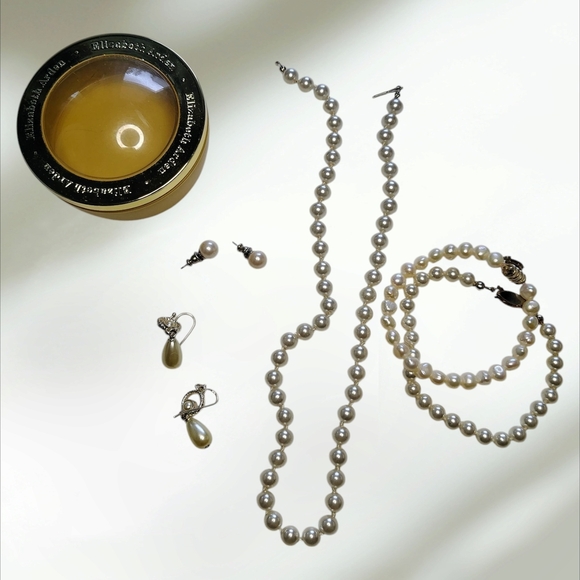 Elegant Pearl Necklace with Yellow Jewelry Box - Picture 7 of 12